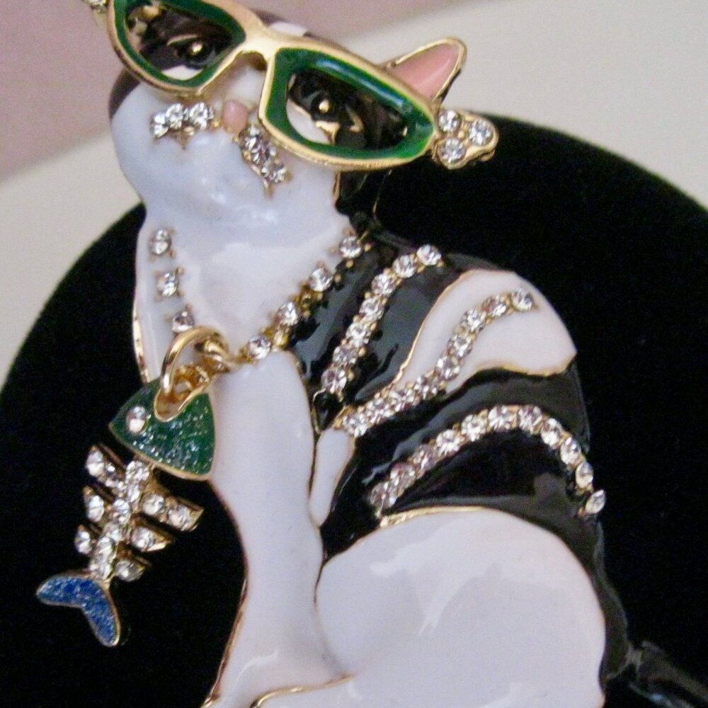 "FUN & FLIRTY WHIMSICAL CAT BROOCH LIKE LUNCH AT THE RITZ" VERY FABULOUS!